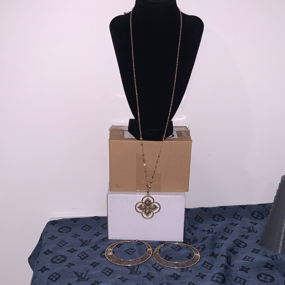 Gold Tone Pendant Necklace with Matching Earrings